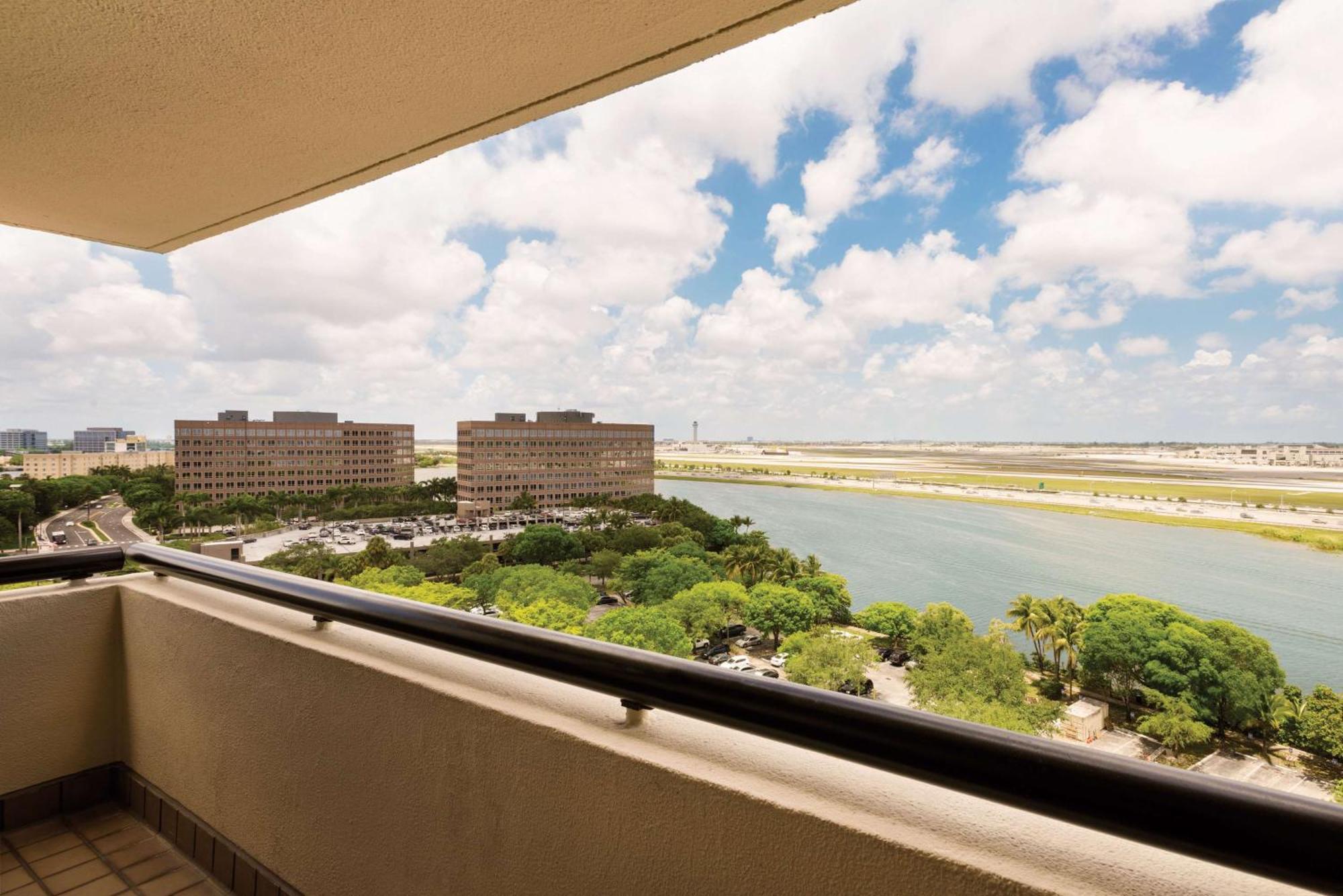 Hilton Miami Airport Blue Lagoon Hotel 4*