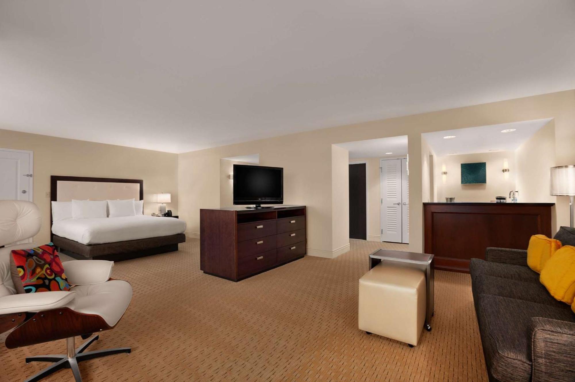 Hilton Miami Airport Blue Lagoon 4*