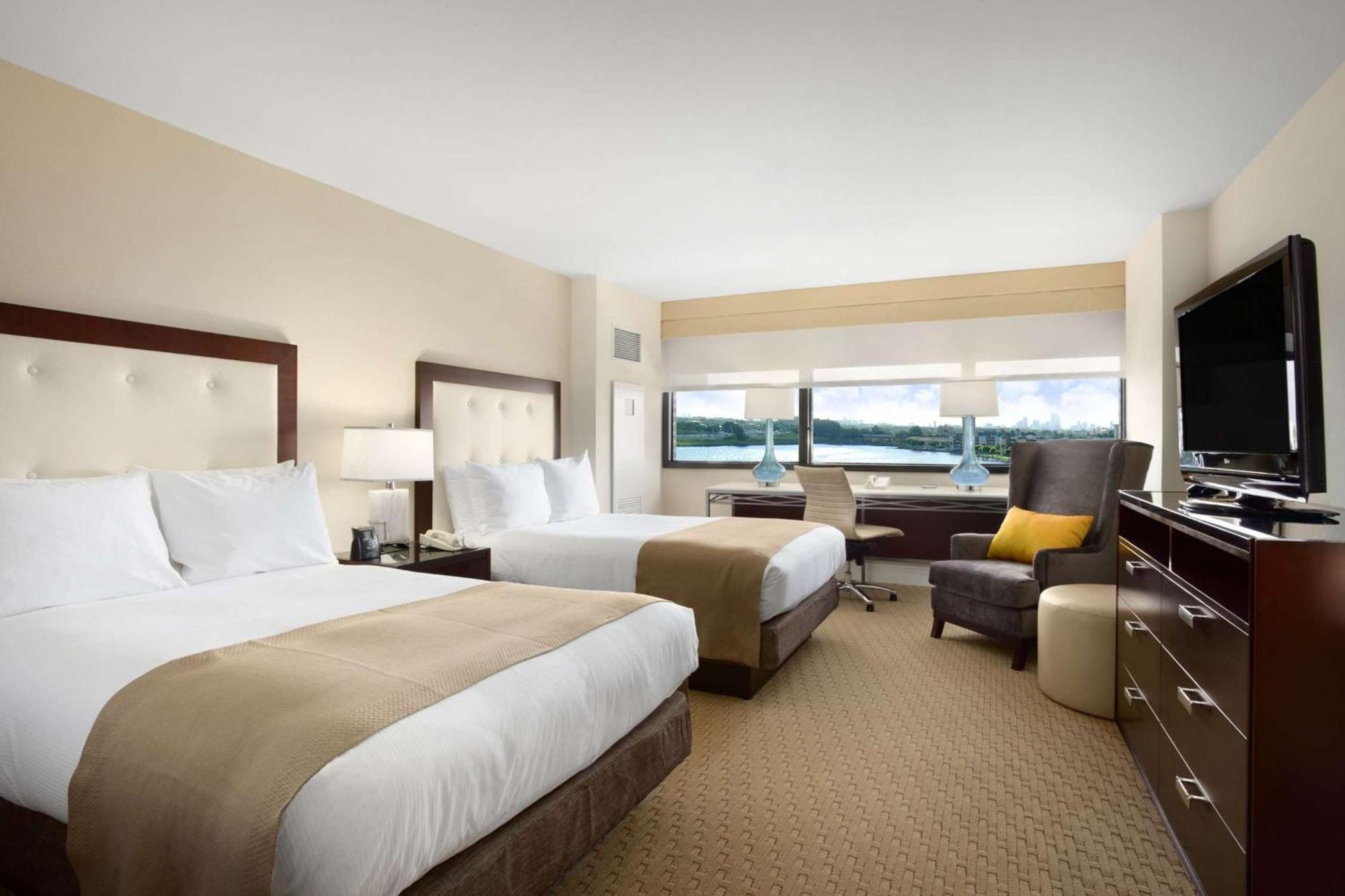 Hilton Miami Airport Blue Lagoon Hotel 4*